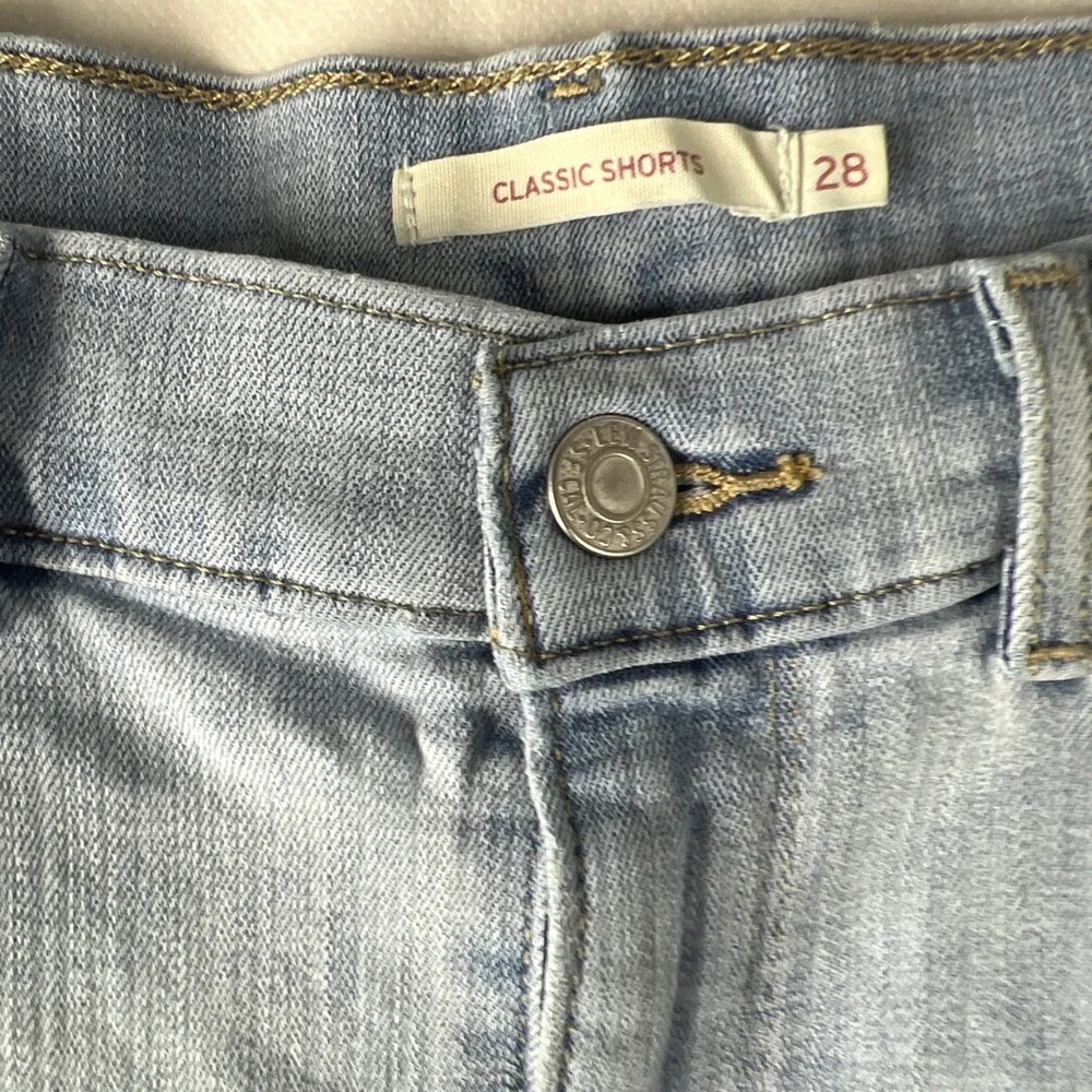 Levi's Womens Classic Shorts Size W28 Mid Rise Denim Red Tag Light Blue‎ D22
